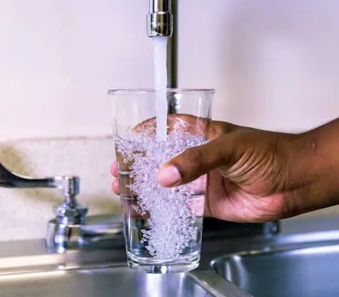agua-grifo-sin-cal.webp agua-grifo-sin-cal.webp